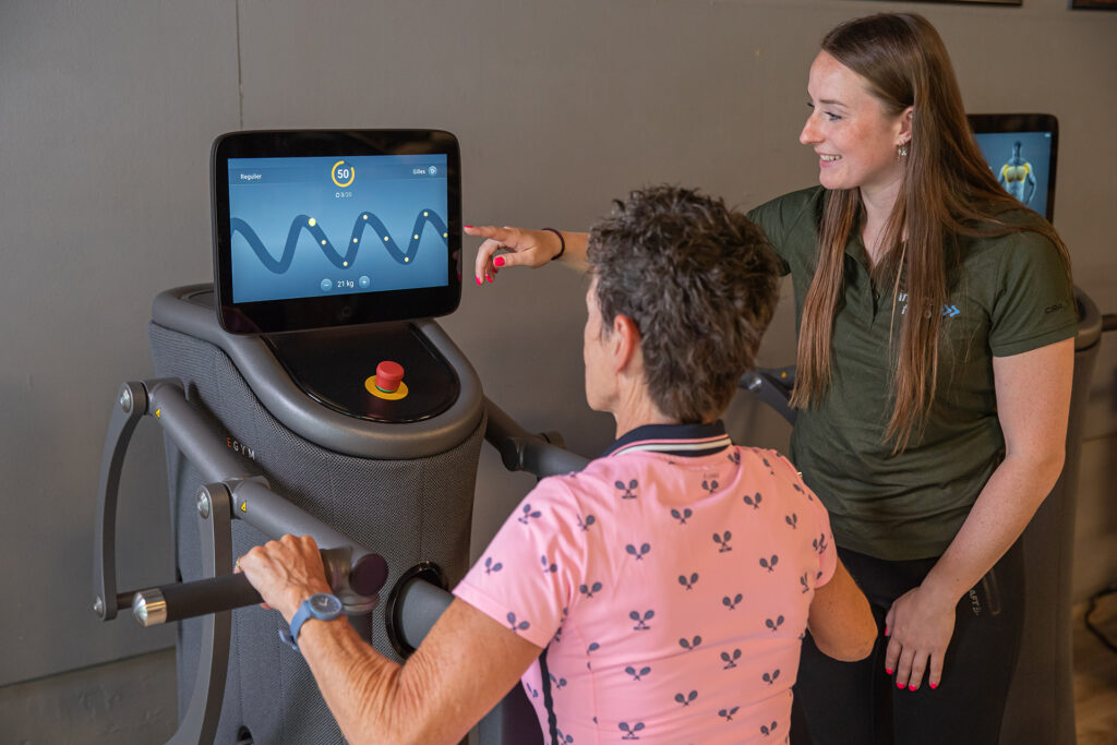 Trainster helpt senior om de EGYM oefening optimaal uit te voeren