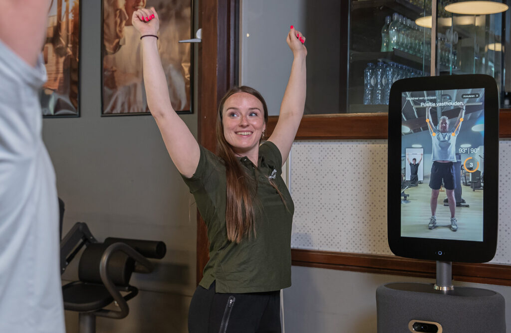 Een InBody meting met behulp van de Fitness Hub door een sporter met hulp van een trainer