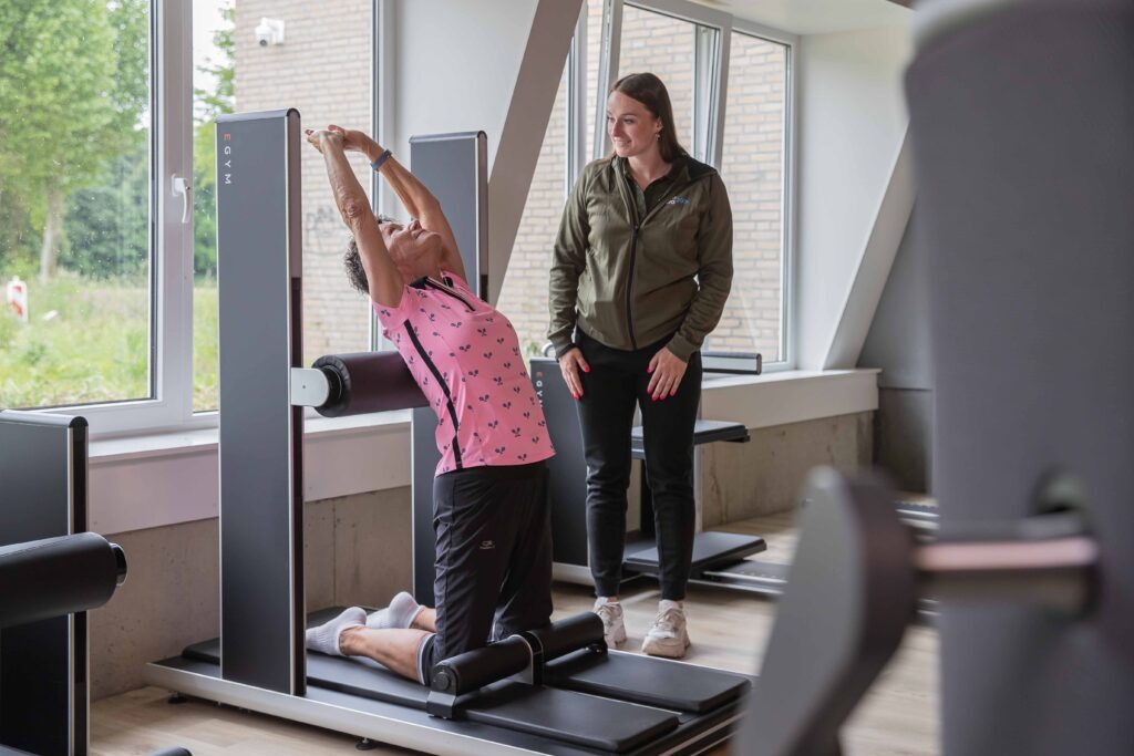 Pilates oefening onder toezicht van een fysiotherapeut van Intens Fit & Fysio