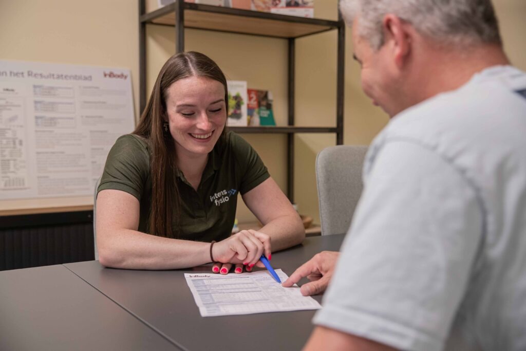 Fysiotherapeut voert intakegesprek met cliënt bij Intens Fit & Fysio.