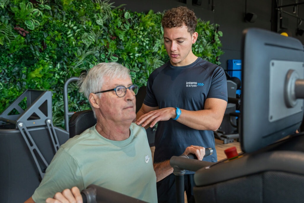 1 op 1 begeleiding van een Fitcoach op een Egym apparaat